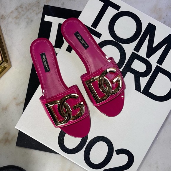 Dolce & Gabbana Patent leather slides with DG logo In Fuchsia - Picture 1 of 11